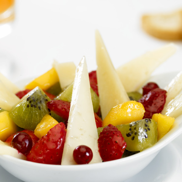 Ensalada de frutas con triángulos de queso Boffard Curado