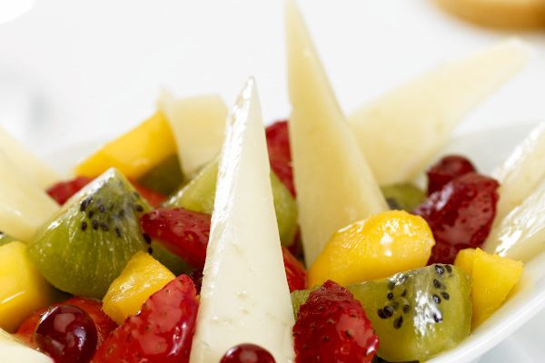 Ensalada de frutas con triángulos de queso Boffard Curado