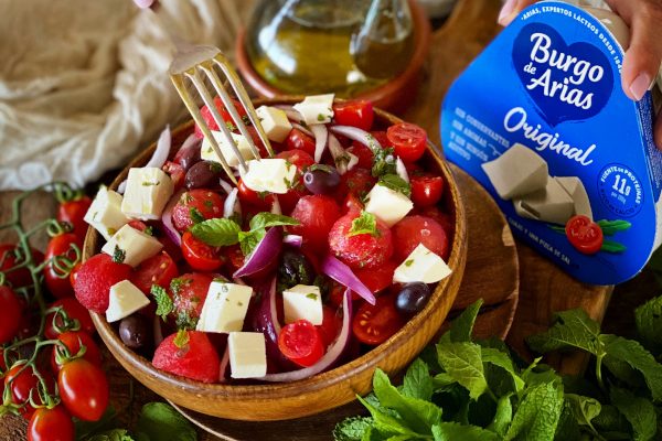 Ensalada mediterránea con vinagreta, menta y Burgo de Arias